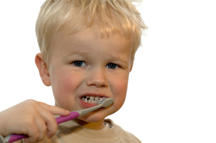 L' uso dello spazzolino da denti: un nuovo gioco da insegnare ai bambini