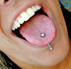 Piercing, che passione, specie in bocca.