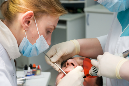 Le feste 'guastano' i denti: boom di emergenze per dolore e rotture