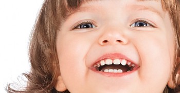 Vernici al fluoro su denti bimbi che non usano spazzolino